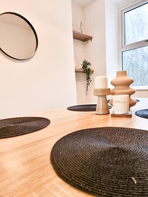 4-Bedroom Home - Perfect For Those Working In Bridgend - By Tailored Accommodation Exteriér fotografie