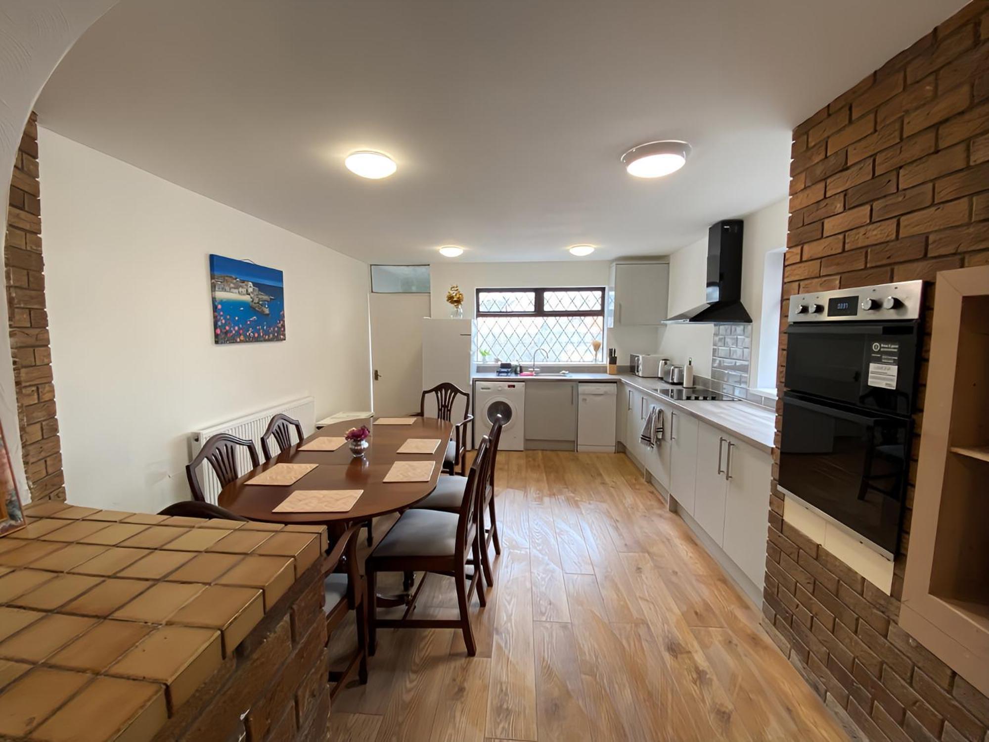 4-Bedroom Home - Perfect For Those Working In Bridgend - By Tailored Accommodation Exteriér fotografie