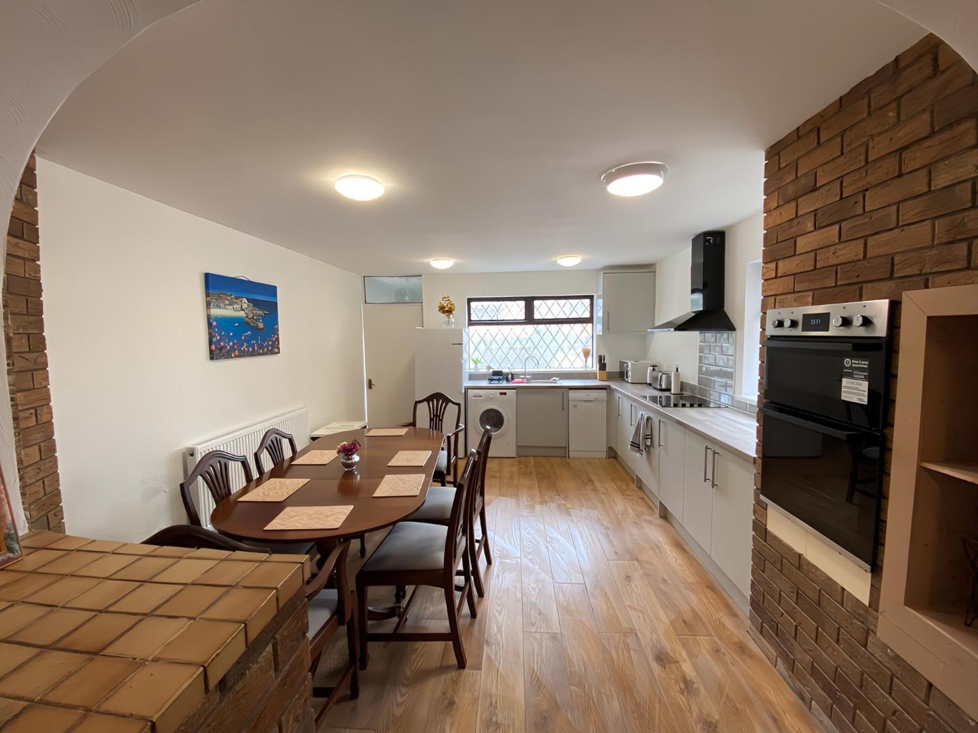 4-Bedroom Home - Perfect For Those Working In Bridgend - By Tailored Accommodation Exteriér fotografie